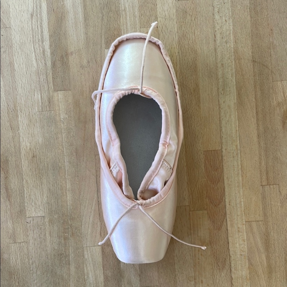 Like New! Suffolk Stellar 5.5n Pointe Shoes